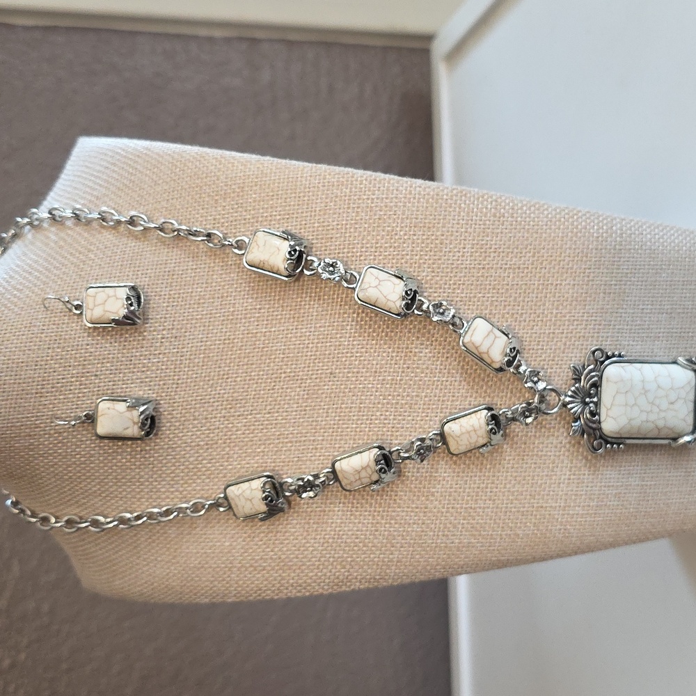Vintage-Inspired Howlite Silver Necklace And Earring Set NWT